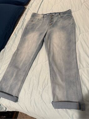 Wallflower Women’s Cropped Straight Jeans in Light Gray Wash